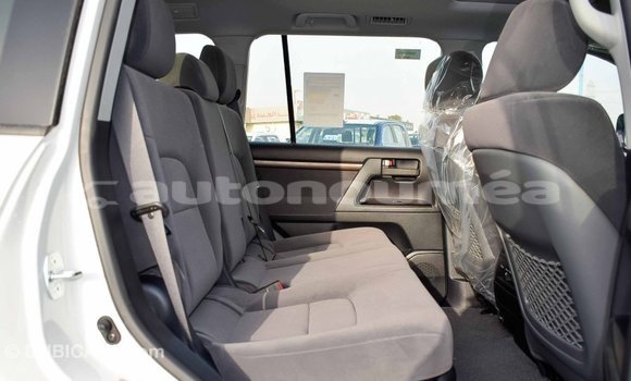 Buy Import Toyota Land Cruiser White Car in Import - Dubai in Iles Buy Import Toyota Land Cruiser White Car in Import - Dubai in Iles