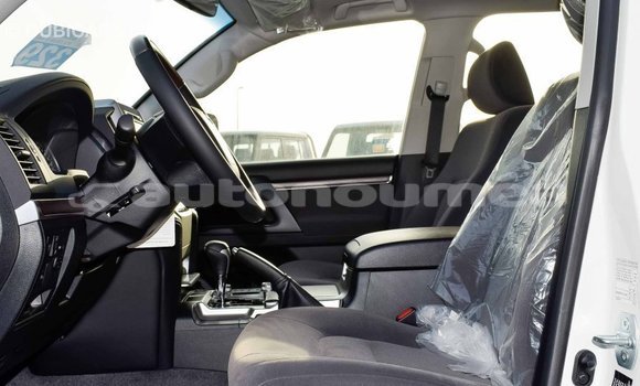 Buy Import Toyota Land Cruiser White Car in Import - Dubai in Iles Buy Import Toyota Land Cruiser White Car in Import - Dubai in Iles