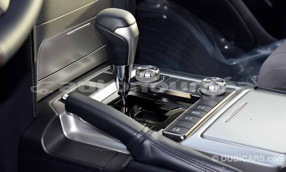 Buy Import Toyota Land Cruiser White Car in Import - Dubai in Iles Buy Import Toyota Land Cruiser White Car in Import - Dubai in Iles