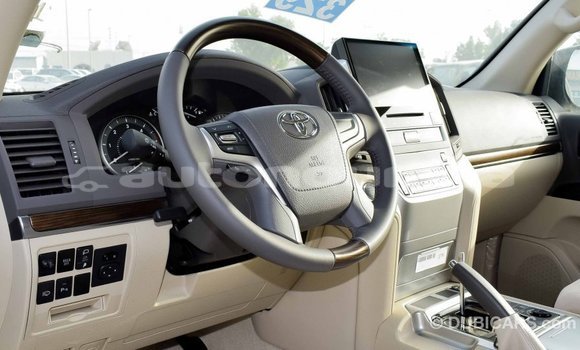 Buy Import Toyota Land Cruiser White Car in Import - Dubai in Iles Buy Import Toyota Land Cruiser White Car in Import - Dubai in Iles