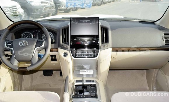 Buy Import Toyota Land Cruiser White Car in Import - Dubai in Iles Buy Import Toyota Land Cruiser White Car in Import - Dubai in Iles