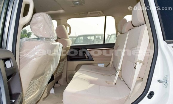 Buy Import Toyota Land Cruiser White Car in Import - Dubai in Iles Buy Import Toyota Land Cruiser White Car in Import - Dubai in Iles
