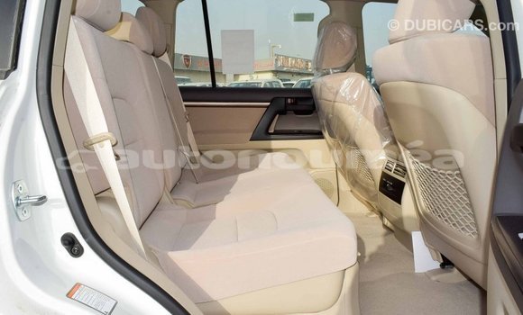 Buy Import Toyota Land Cruiser White Car in Import - Dubai in Iles Buy Import Toyota Land Cruiser White Car in Import - Dubai in Iles