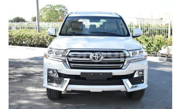 Buy Import Toyota Land Cruiser White Car in Import - Dubai in Iles Buy Import Toyota Land Cruiser White Car in Import - Dubai in Iles