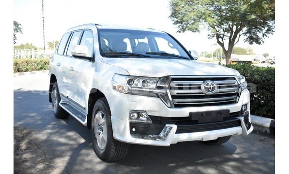 Buy Import Toyota Land Cruiser White Car in Import - Dubai in Iles Buy Import Toyota Land Cruiser White Car in Import - Dubai in Iles