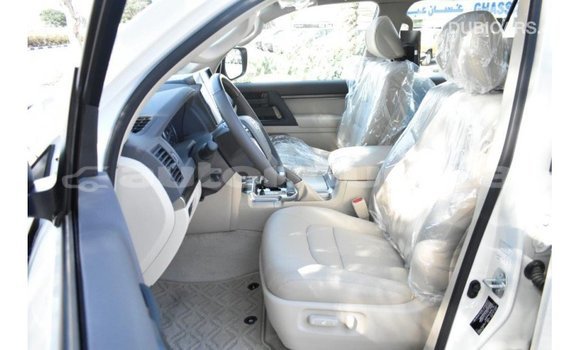 Buy Import Toyota Land Cruiser White Car in Import - Dubai in Iles Buy Import Toyota Land Cruiser White Car in Import - Dubai in Iles