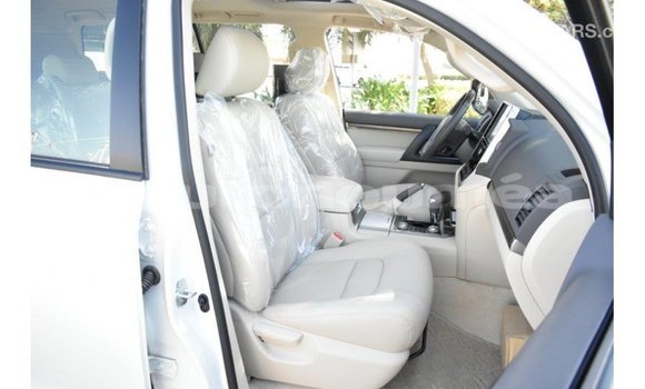 Buy Import Toyota Land Cruiser White Car in Import - Dubai in Iles Buy Import Toyota Land Cruiser White Car in Import - Dubai in Iles