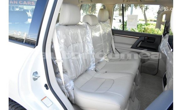 Buy Import Toyota Land Cruiser White Car in Import - Dubai in Iles Buy Import Toyota Land Cruiser White Car in Import - Dubai in Iles