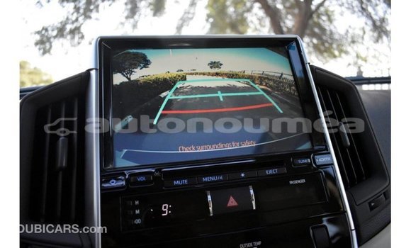 Buy Import Toyota Land Cruiser White Car in Import - Dubai in Iles Buy Import Toyota Land Cruiser White Car in Import - Dubai in Iles