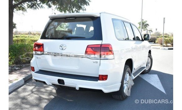 Buy Import Toyota Land Cruiser White Car in Import - Dubai in Iles Buy Import Toyota Land Cruiser White Car in Import - Dubai in Iles