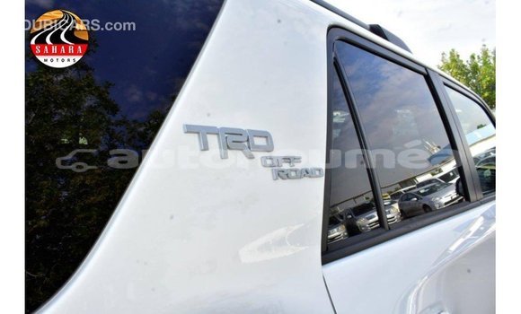 Acheter Import Utilitaire Toyota HiAce Blanc à Import - Dubai, Iles Acheter Import Utilitaire Toyota HiAce Blanc à Import - Dubai, Iles