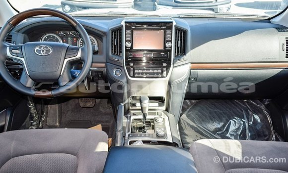 Buy Import Toyota Land Cruiser White Car in Import - Dubai in Iles Buy Import Toyota Land Cruiser White Car in Import - Dubai in Iles