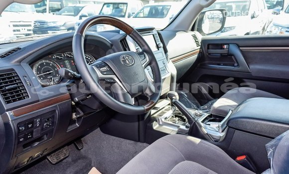 Buy Import Toyota Land Cruiser White Car in Import - Dubai in Iles Buy Import Toyota Land Cruiser White Car in Import - Dubai in Iles