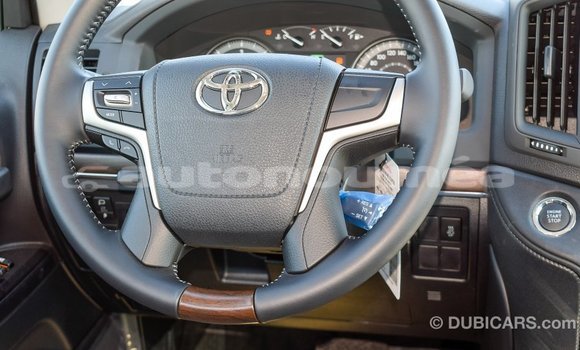Buy Import Toyota Land Cruiser White Car in Import - Dubai in Iles Buy Import Toyota Land Cruiser White Car in Import - Dubai in Iles