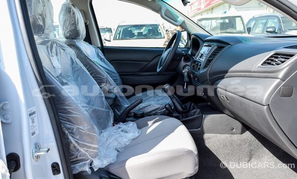 Buy Import Mitsubishi L200 White Car in Import - Dubai in Iles Buy Import Mitsubishi L200 White Car in Import - Dubai in Iles