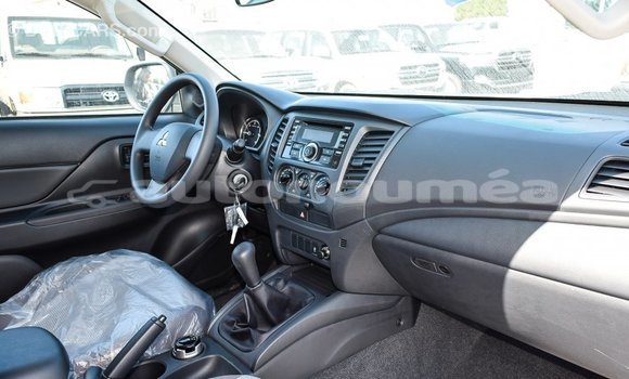 Buy Import Mitsubishi L200 White Car in Import - Dubai in Iles Buy Import Mitsubishi L200 White Car in Import - Dubai in Iles