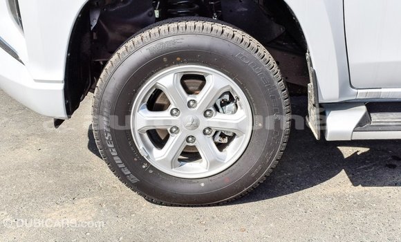 Buy Import Mitsubishi L200 White Car in Import - Dubai in Iles Buy Import Mitsubishi L200 White Car in Import - Dubai in Iles