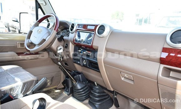 Buy Import Toyota Land Cruiser Beige Car in Import - Dubai in Iles Buy Import Toyota Land Cruiser Beige Car in Import - Dubai in Iles