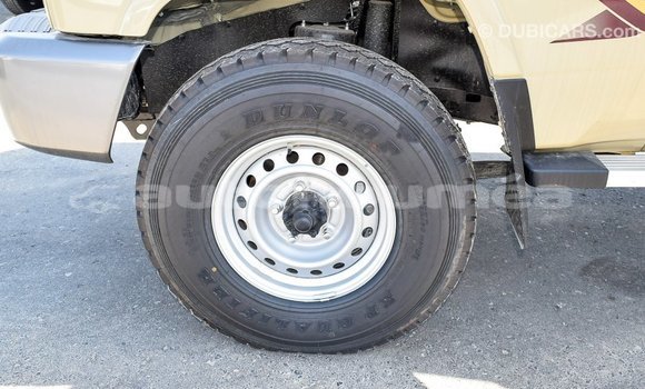 Buy Import Toyota Land Cruiser Beige Car in Import - Dubai in Iles Buy Import Toyota Land Cruiser Beige Car in Import - Dubai in Iles