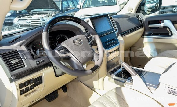 Buy Import Toyota Land Cruiser White Car in Import - Dubai in Iles Buy Import Toyota Land Cruiser White Car in Import - Dubai in Iles