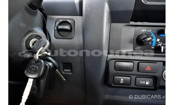 Acheter Import Voiture Toyota Land Cruiser Rouge à Import - Dubai, Iles Acheter Import Voiture Toyota Land Cruiser Rouge à Import - Dubai, Iles