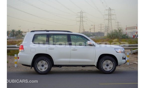 Acheter Import Voiture Toyota Land Cruiser Blanc à Import - Dubai, Iles Acheter Import Voiture Toyota Land Cruiser Blanc à Import - Dubai, Iles