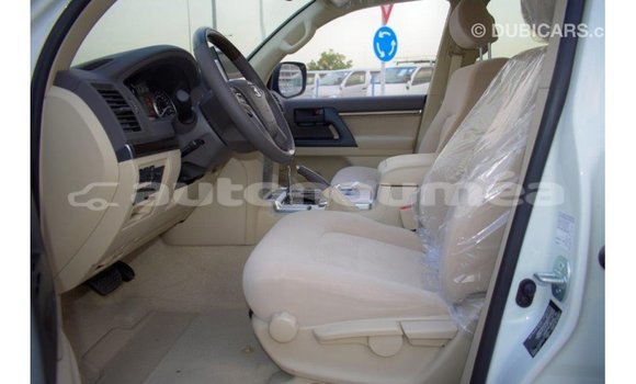 Acheter Import Voiture Toyota Land Cruiser Blanc à Import - Dubai, Iles Acheter Import Voiture Toyota Land Cruiser Blanc à Import - Dubai, Iles