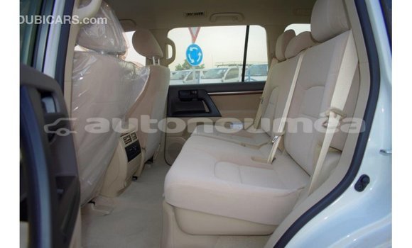 Acheter Import Voiture Toyota Land Cruiser Blanc à Import - Dubai, Iles Acheter Import Voiture Toyota Land Cruiser Blanc à Import - Dubai, Iles