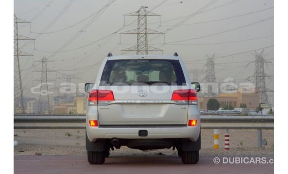 Acheter Import Voiture Toyota Land Cruiser Blanc à Import - Dubai, Iles Acheter Import Voiture Toyota Land Cruiser Blanc à Import - Dubai, Iles