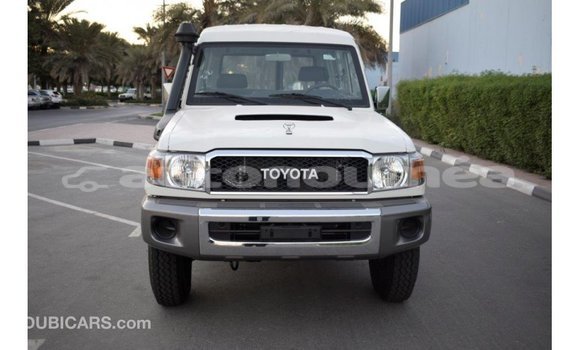 Buy Import Toyota Land Cruiser White Car in Import - Dubai in Iles Buy Import Toyota Land Cruiser White Car in Import - Dubai in Iles