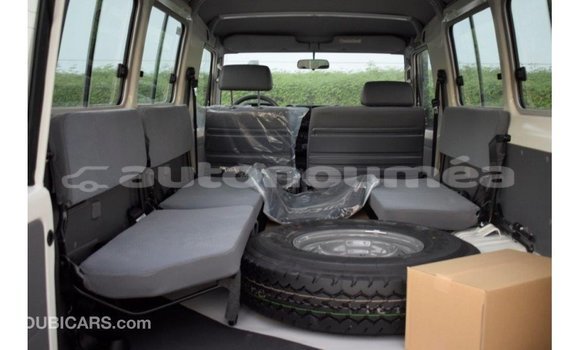 Buy Import Toyota Land Cruiser White Car in Import - Dubai in Iles Buy Import Toyota Land Cruiser White Car in Import - Dubai in Iles