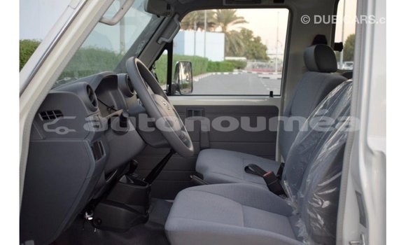 Buy Import Toyota Land Cruiser White Car in Import - Dubai in Iles Buy Import Toyota Land Cruiser White Car in Import - Dubai in Iles