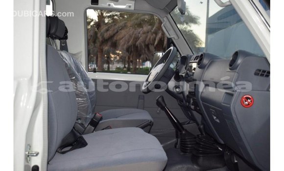 Buy Import Toyota Land Cruiser White Car in Import - Dubai in Iles Buy Import Toyota Land Cruiser White Car in Import - Dubai in Iles
