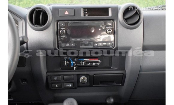 Buy Import Toyota Land Cruiser White Car in Import - Dubai in Iles Buy Import Toyota Land Cruiser White Car in Import - Dubai in Iles