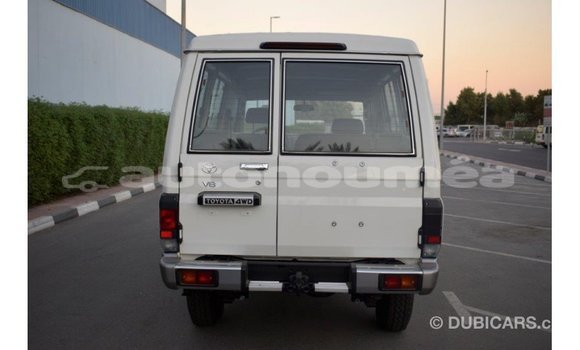 Buy Import Toyota Land Cruiser White Car in Import - Dubai in Iles Buy Import Toyota Land Cruiser White Car in Import - Dubai in Iles