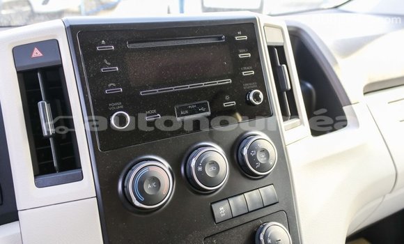 Buy Import Toyota Hiace White Car in Import - Dubai in Iles Buy Import Toyota Hiace White Car in Import - Dubai in Iles