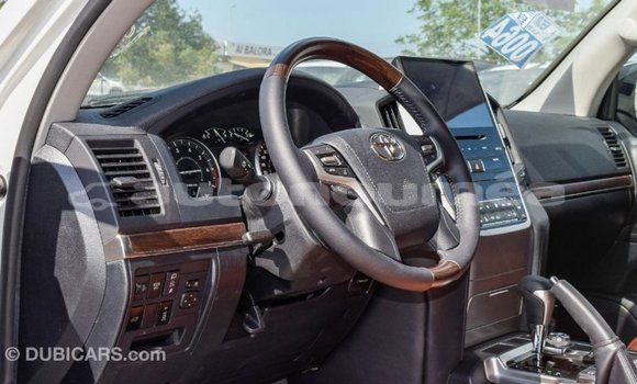 Acheter Import Voiture Toyota Land Cruiser Blanc à Import - Dubai, Iles Acheter Import Voiture Toyota Land Cruiser Blanc à Import - Dubai, Iles