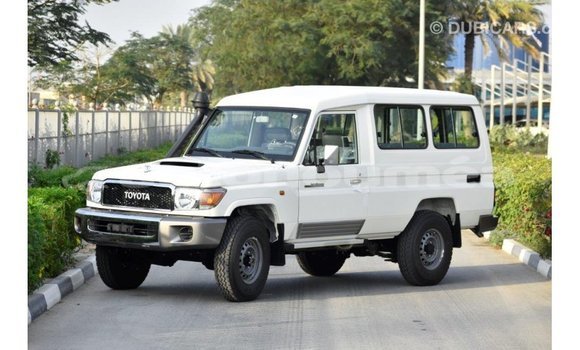 Acheter Import Voiture Toyota Land Cruiser Blanc à Import - Dubai, Iles Acheter Import Voiture Toyota Land Cruiser Blanc à Import - Dubai, Iles