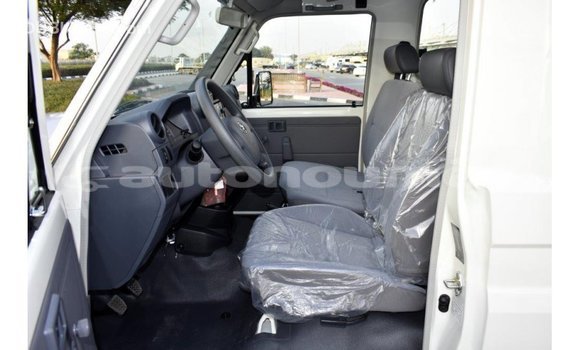 Acheter Import Voiture Toyota Land Cruiser Blanc à Import - Dubai, Iles Acheter Import Voiture Toyota Land Cruiser Blanc à Import - Dubai, Iles
