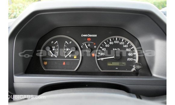 Acheter Import Voiture Toyota Land Cruiser Blanc à Import - Dubai, Iles Acheter Import Voiture Toyota Land Cruiser Blanc à Import - Dubai, Iles