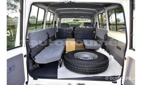 Acheter Import Voiture Toyota Land Cruiser Blanc à Import - Dubai, Iles Acheter Import Voiture Toyota Land Cruiser Blanc à Import - Dubai, Iles