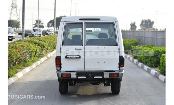 Acheter Import Voiture Toyota Land Cruiser Blanc à Import - Dubai, Iles Acheter Import Voiture Toyota Land Cruiser Blanc à Import - Dubai, Iles