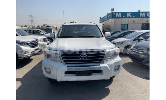 Acheter Import Voiture Toyota Land Cruiser Blanc à Import - Dubai, Iles Acheter Import Voiture Toyota Land Cruiser Blanc à Import - Dubai, Iles