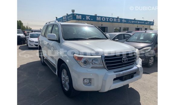 Acheter Import Voiture Toyota Land Cruiser Blanc à Import - Dubai, Iles Acheter Import Voiture Toyota Land Cruiser Blanc à Import - Dubai, Iles