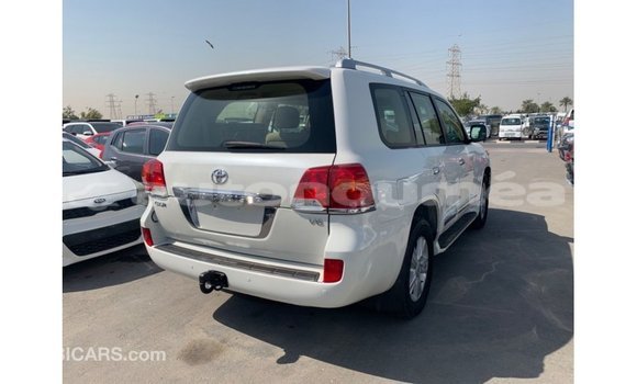Acheter Import Voiture Toyota Land Cruiser Blanc à Import - Dubai, Iles Acheter Import Voiture Toyota Land Cruiser Blanc à Import - Dubai, Iles