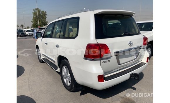 Acheter Import Voiture Toyota Land Cruiser Blanc à Import - Dubai, Iles Acheter Import Voiture Toyota Land Cruiser Blanc à Import - Dubai, Iles