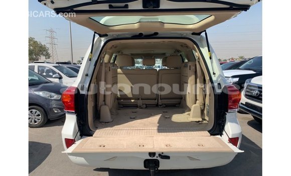 Acheter Import Voiture Toyota Land Cruiser Blanc à Import - Dubai, Iles Acheter Import Voiture Toyota Land Cruiser Blanc à Import - Dubai, Iles