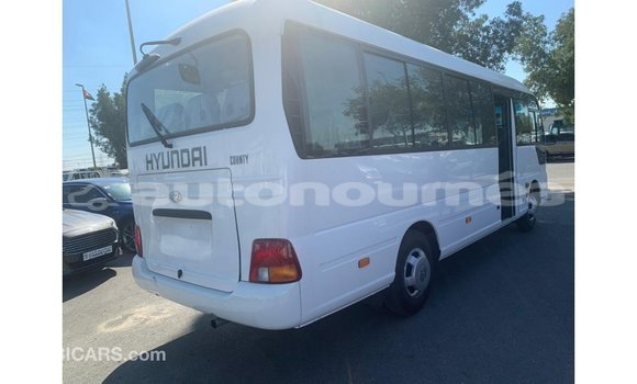 Buy Import Hyundai Accent White Car in Import - Dubai in Iles Buy Import Hyundai Accent White Car in Import - Dubai in Iles