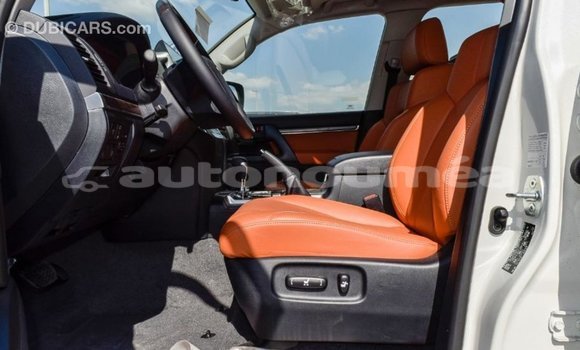 Acheter Import Voiture Toyota Land Cruiser Blanc à Import - Dubai, Iles Acheter Import Voiture Toyota Land Cruiser Blanc à Import - Dubai, Iles