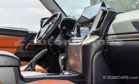 Acheter Import Voiture Toyota Land Cruiser Blanc à Import - Dubai, Iles Acheter Import Voiture Toyota Land Cruiser Blanc à Import - Dubai, Iles